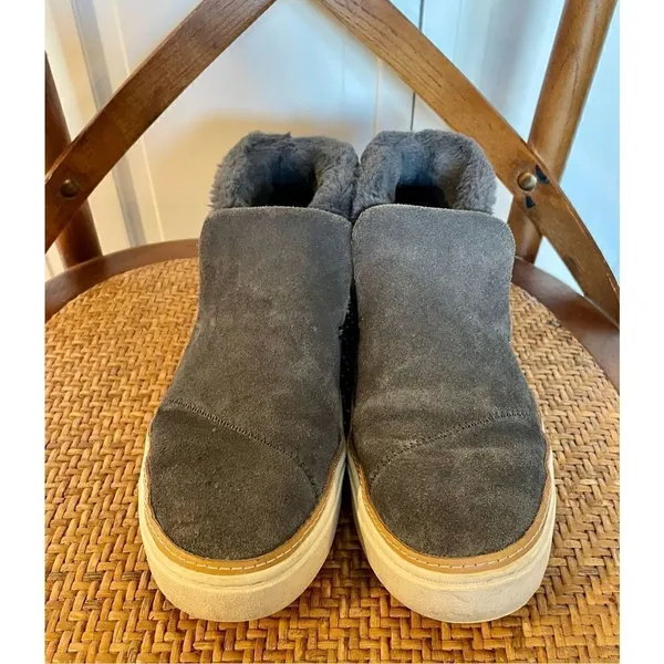 Toms grey suede side zipper faux fur bootie size 8 - Image 11