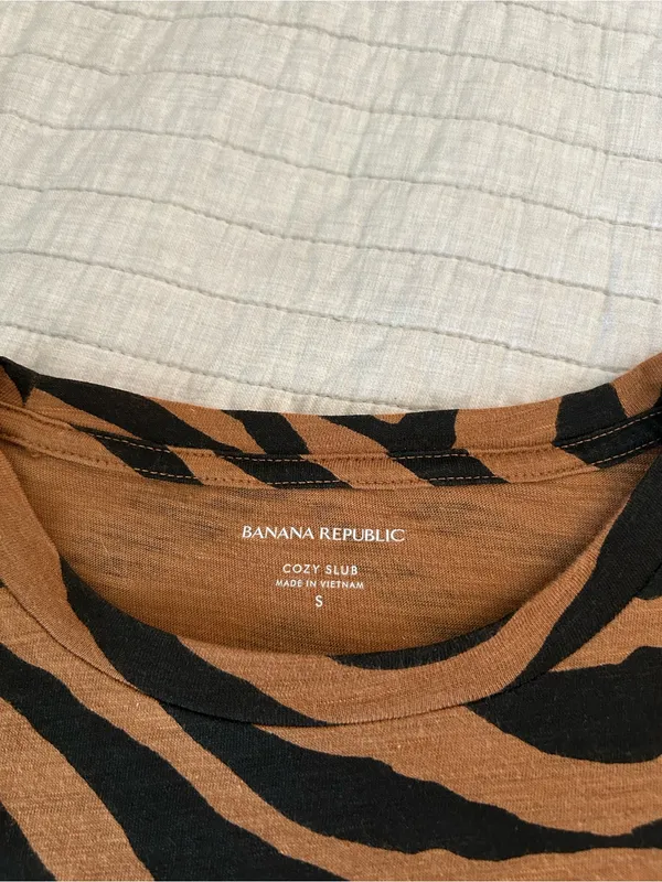 Banana republic cozy slub cotton modal tan black animal print tee shirt S - Image 2