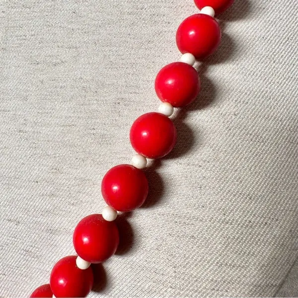 Vintage red beaded necklace - Image 5