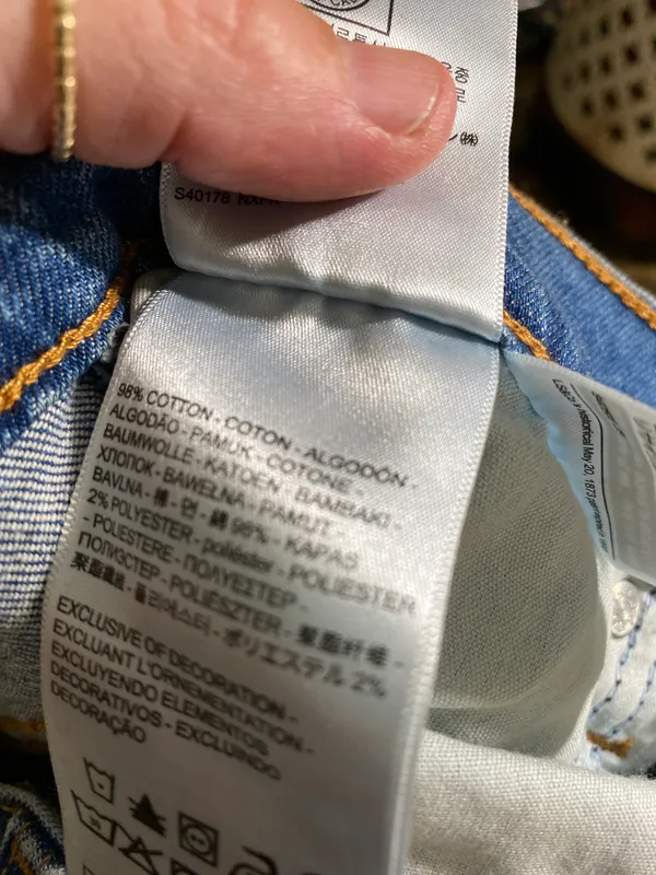 Levi's Size 28 - Image 8
