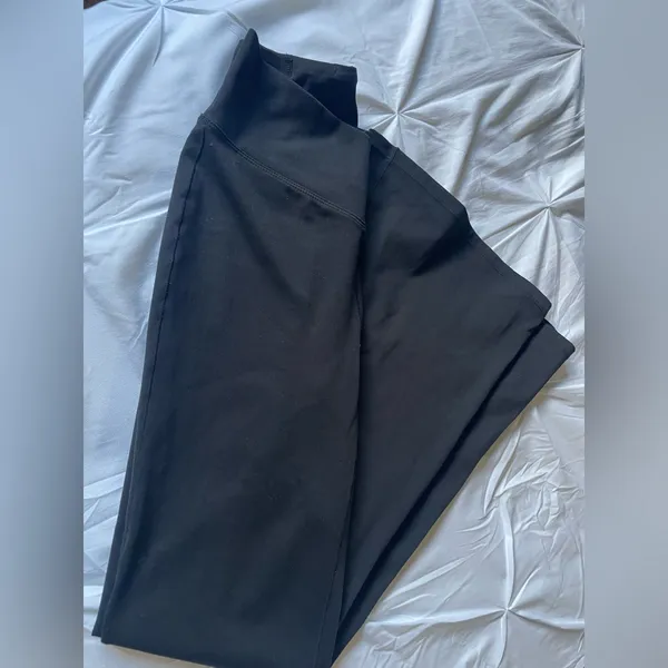 Halara yoga pants - Image 3