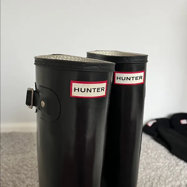 Hunter Black Gloss Tall Rain Boots with Red Logo Accent Size 8 - Image 5