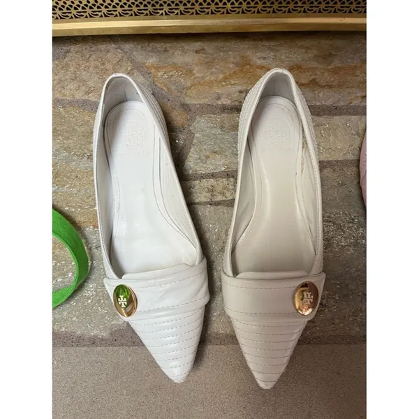 Tory Burch pointed-toe Stiched Gold Tone Logo flats white leather size 8 - Image 2