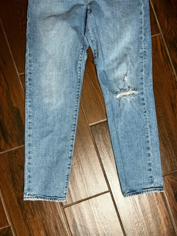 Levi’s Light Wash Denim Distressed High Rise Wedgie Jeans women’s Size 28 - Image 4