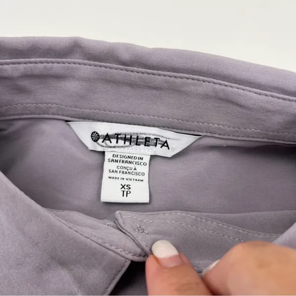 Athleta Everlasting Top‎ Womens Size XS Light Purple Grey Button Front *FLAW - Image 2