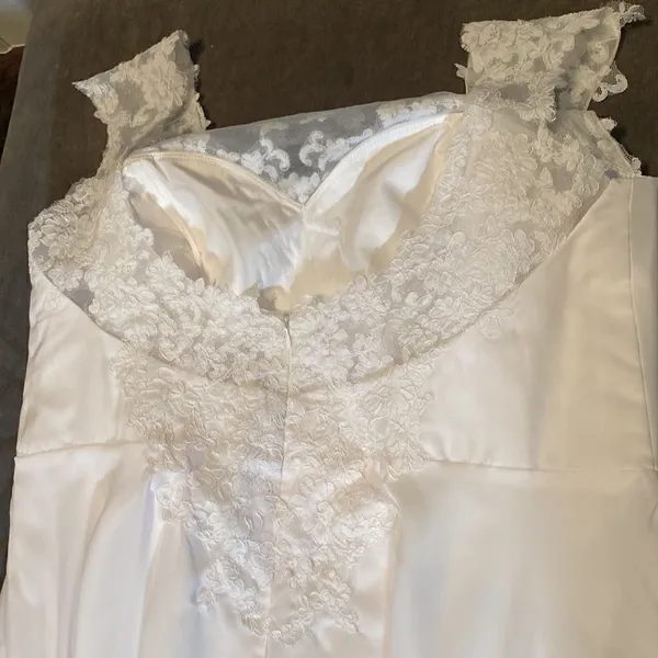 Women’s White Sleeveless Wedding Gown Zip Up with Sparkle Waist Size 3X NWOT - Image 10