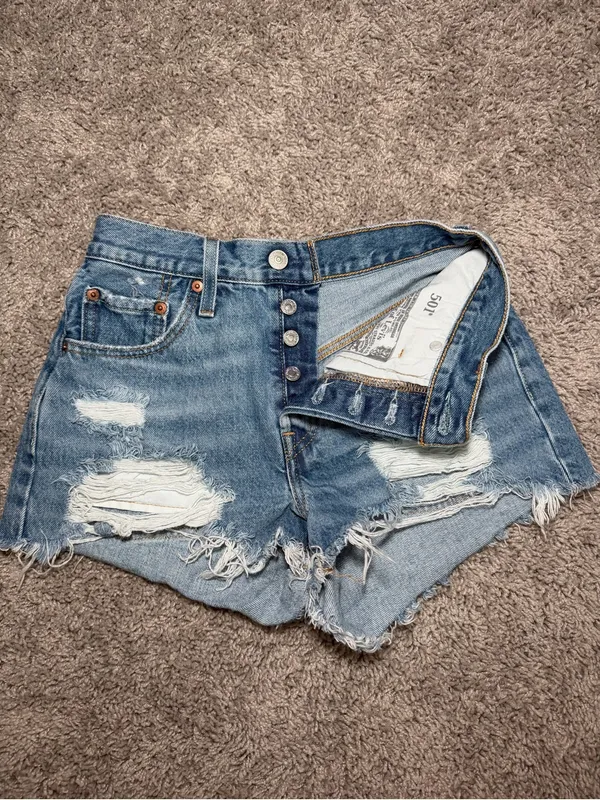 Levi’s 501 Original Fit High-Rise Women’s Shorts - Image 2