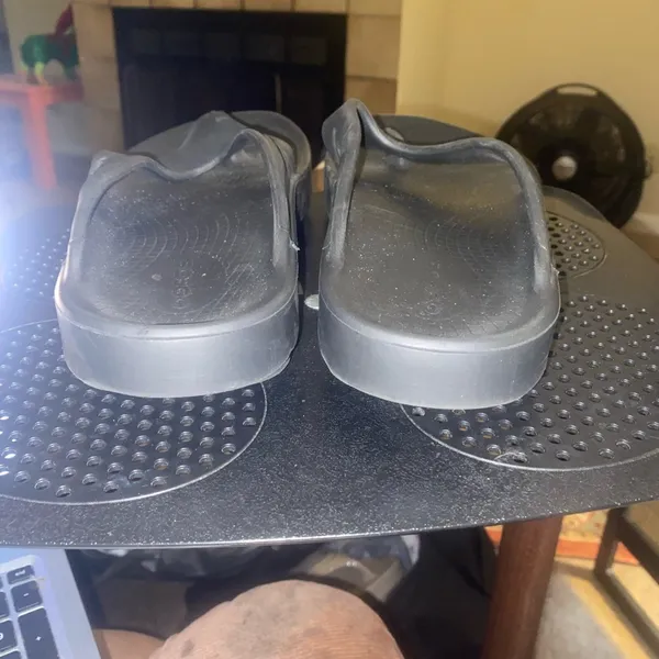 Oofos black sandals size 8 - Image 6