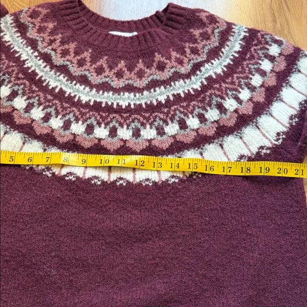 Elegant Burgundy and White Knit Sweater - Image 5