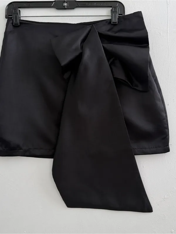 NEW MABLE Anthropologie Black Satin skirt with Side Bow SIZE LARGE - Image 2
