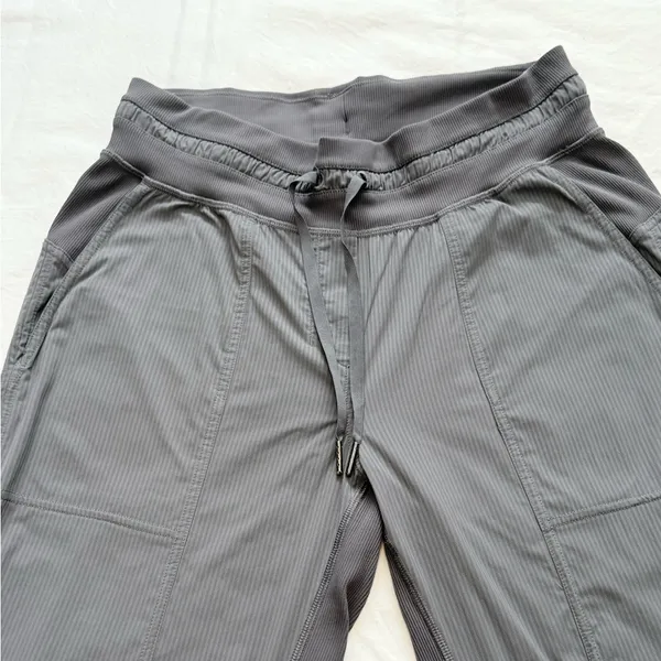 Lululemon dance studio Gray Size 6 cropped pants - Image 3