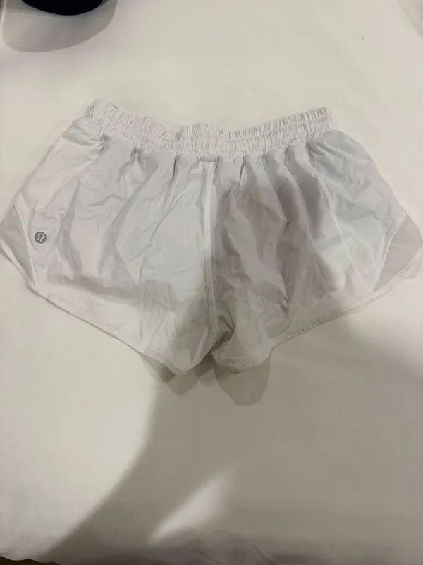 Lululemon Hotty hot 2.5 shorts in white - Image 2