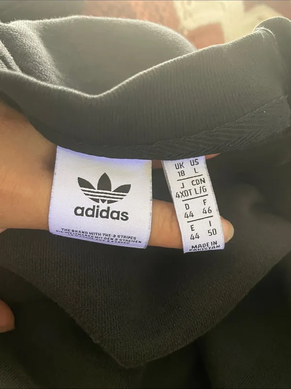 Adidas Black Essentials cropped crewneck sweatshirt Large - Image 4
