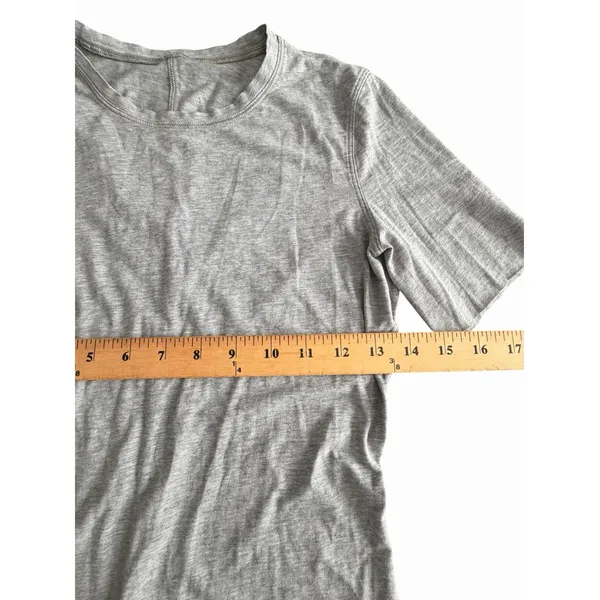 Lululemon Shirt Women XS Soft Gray Lightweight Running Casual Logo READ #JJJ6-1 - Image 4