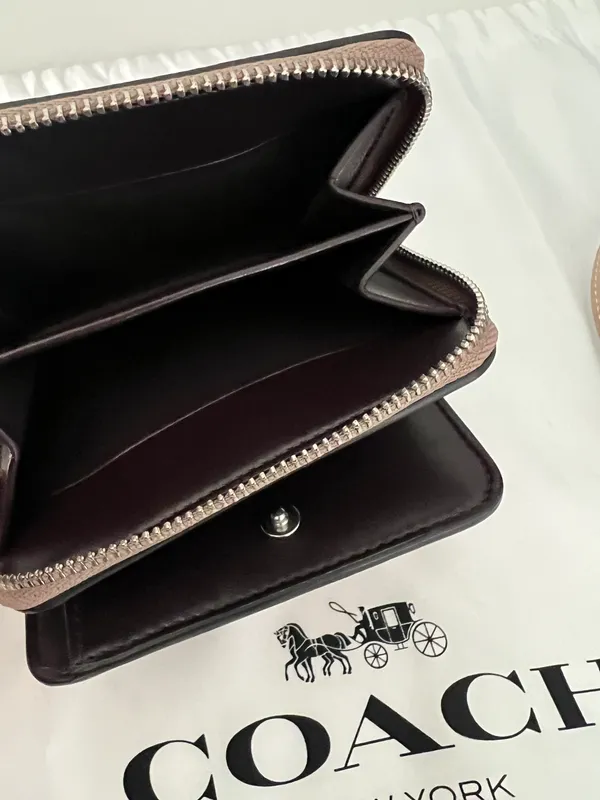 Bucket Bag And Matching Wallet - Image 11