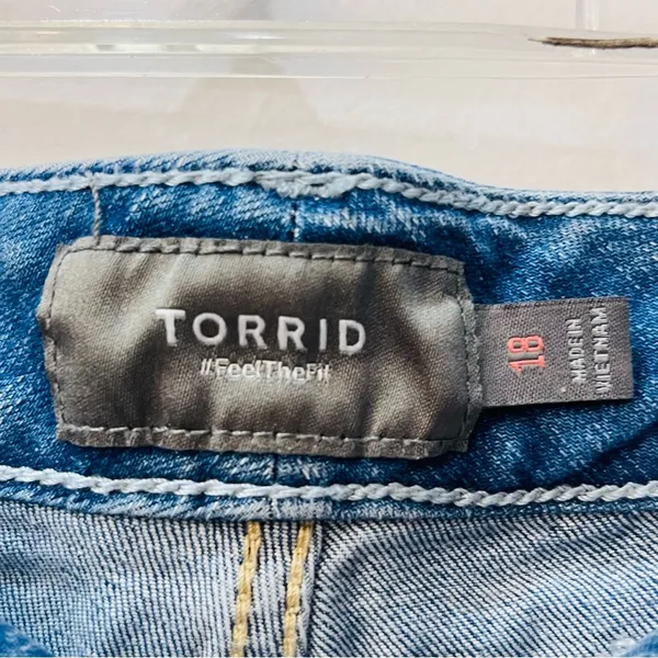 Torrid denim shorts raw hem size 18 - Image 3