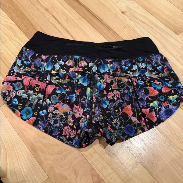 Lululemon Speed Up Short 2.5" Flowerscope Black Multi/Black. Size 2! - Image 2