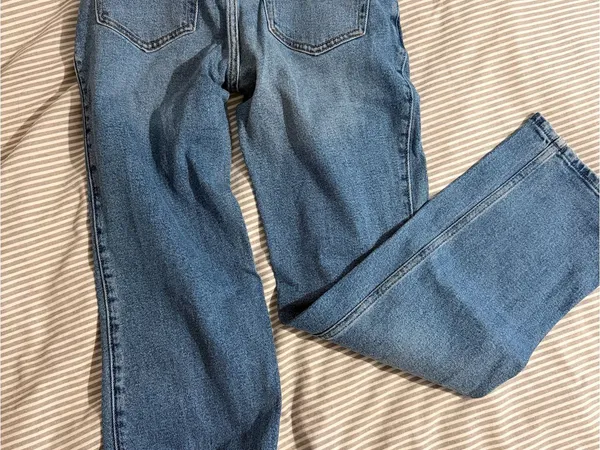 Hollister Medium Wash Low-Rise Straight Jeans - Image 3