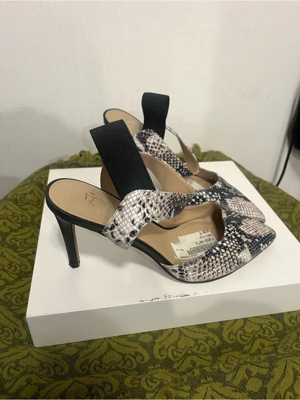 Franco Sarto size 8 Pointed Snake-Print Slingback Pumps in Beige and Black - Image 4