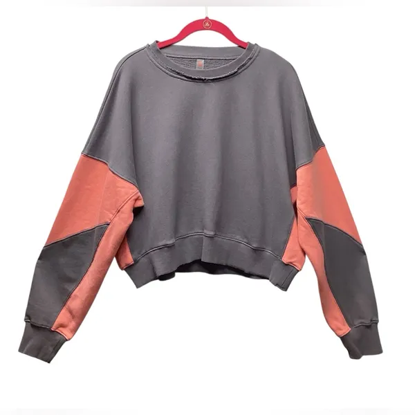 Mono B cropped Gray and coral color block Relaxed Fit Sweatshirt. Large - Image 2