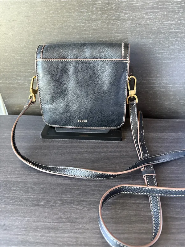 Fossil Classic Black Leather Crossbody Bag with Gold Hardware - Image 3