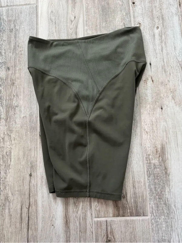 Lululemon Blissful Bend Super High-Rise Short 8"Army Green Size 10 - Image 7