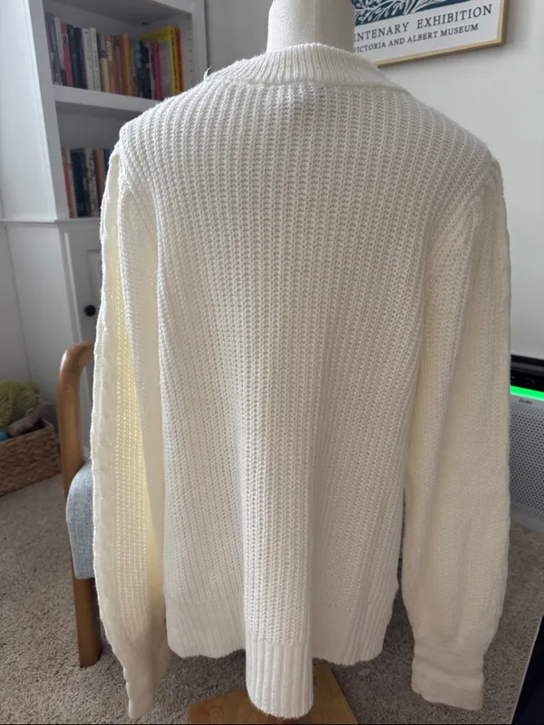 crown & ivy White Cable-Knit Crewneck Sweater - Image 4