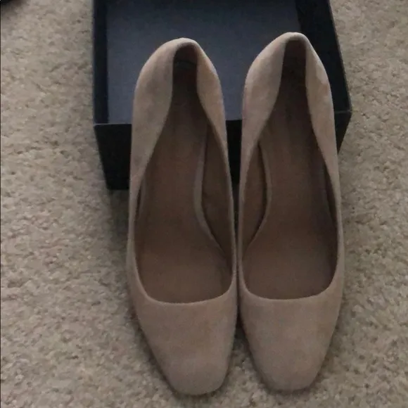 NWB nude suede chunky heel pump sz9.5 banana - Image 2