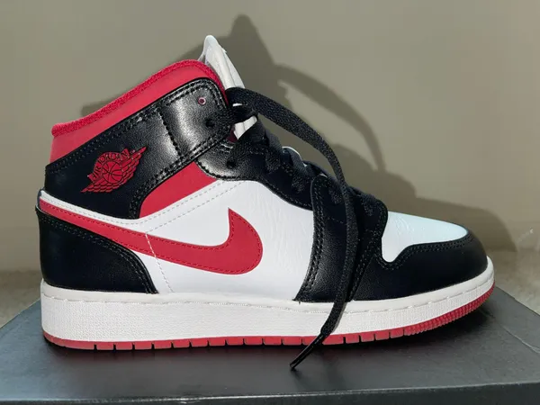 Air Jordan 1 Mid - Image 3