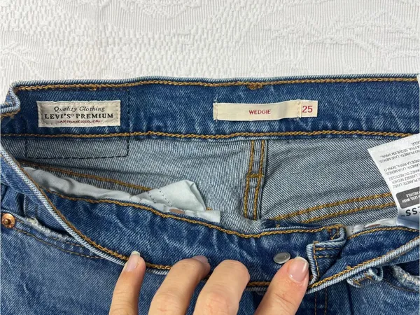Levi's Wedgie High Rise Jeans - Blue Wash - Image 4
