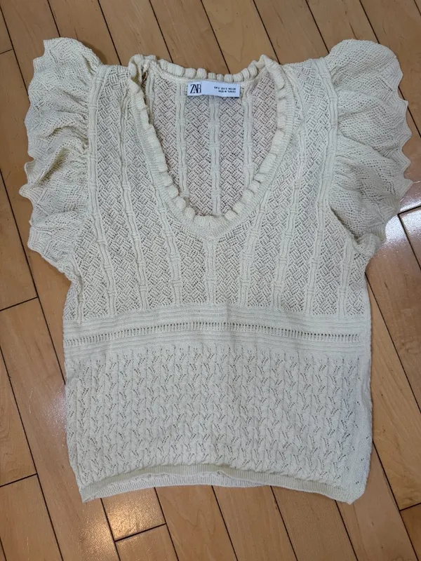 Zara Women's Crochet Knit Top with Ruffle sleeves Cream Size Small - Image 2