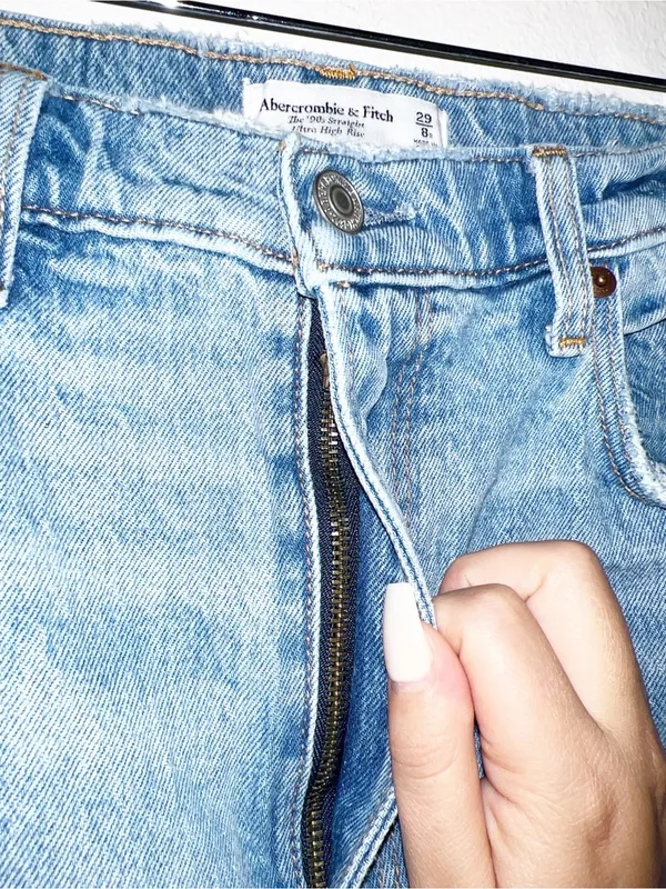 Abercrombie & Fitch The 90’s Straight High-Rise Distressed Curve Love Denim - Image 5