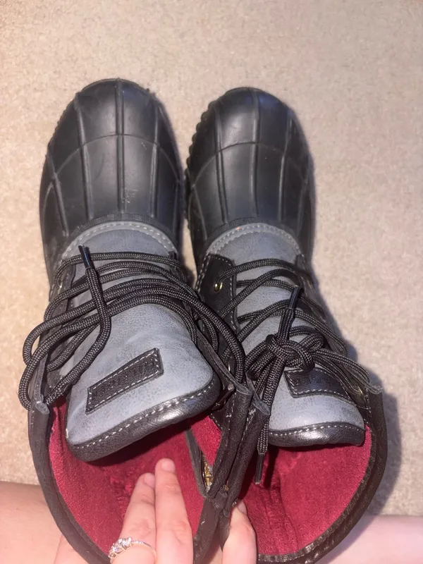Tommy Hilfiger Gray & Black Duck Boots with Red Lining - Image 6