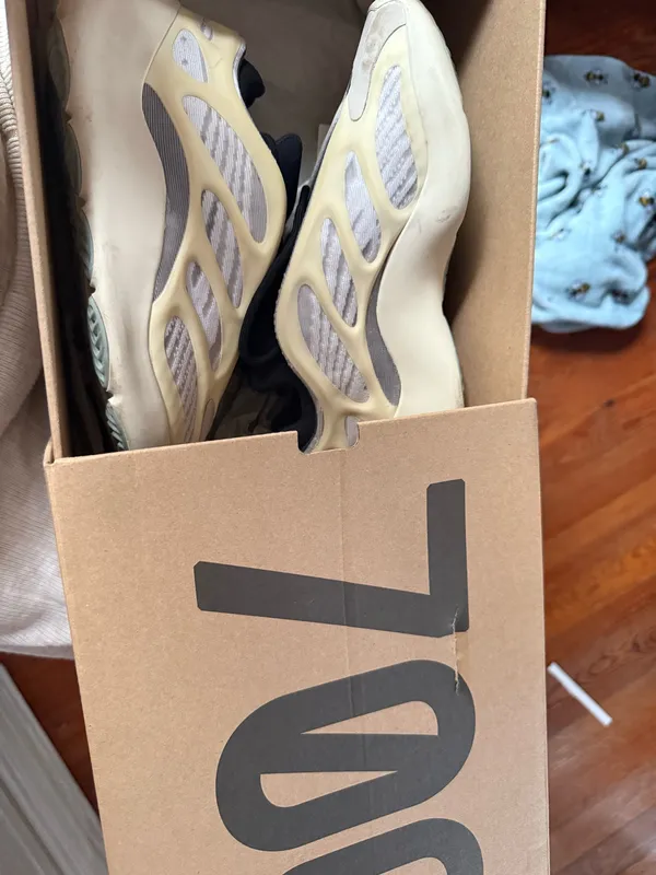 Yeezy 700 V3 - Image 7