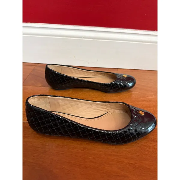 Tory Burch Ballet Flats Womens Black Quilted‎ Patent Leather Gold Logo 7.5M - Image 9