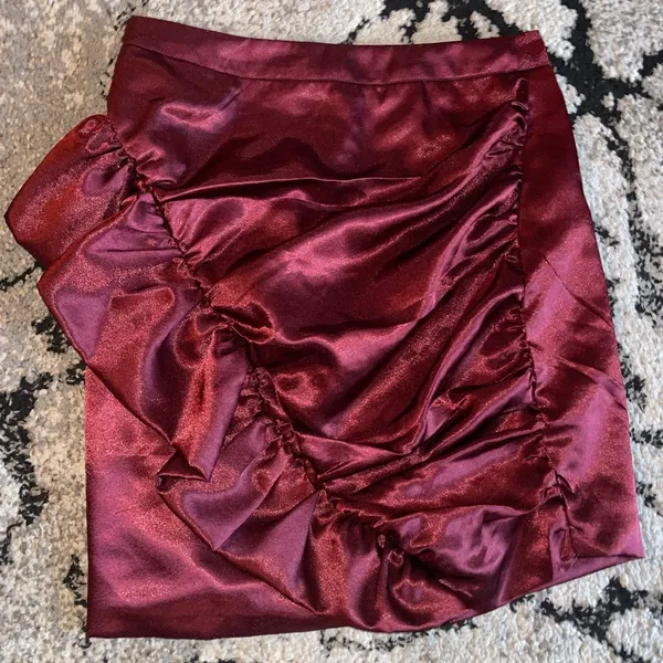 ⚠️SOLD⚠️Red satin mini skirt Size XS - Image 2