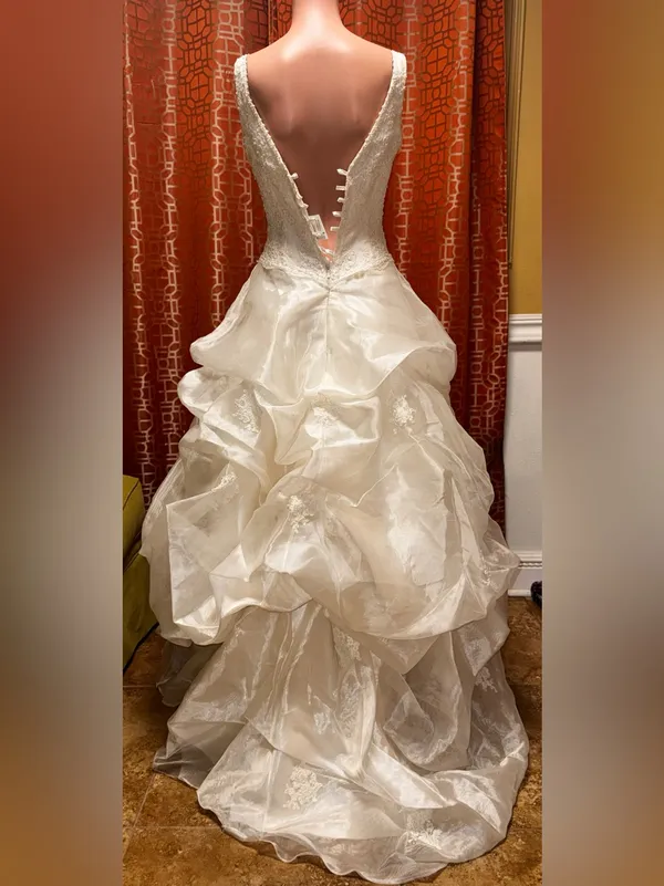 Demetrios Vintage Inspired Lace Ball Gown Wedding Dress Size 6 - Image 5