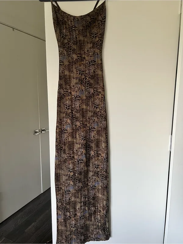 PrettyLittleThing Brown Printed Maxi Slip Dress - Image 5