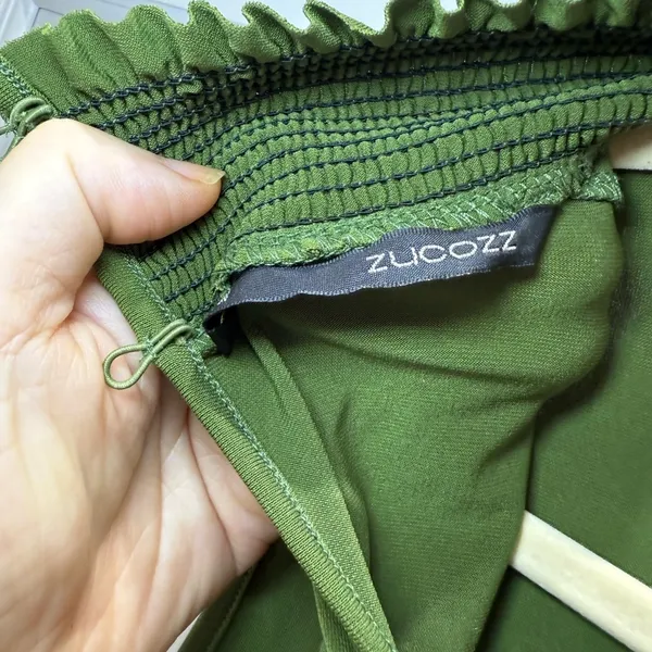 Green Sleeveless Top with Embroidered Neckline Size 2 (S-XS) - Image 3