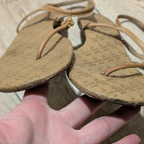 Tory Burch Women's 10.5 Tan Leather T Strap Logo Thong Sandals Shoes - Image 3