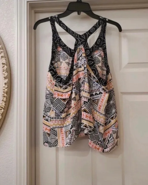 Xhilaration ladies sleeveless blouse is a junior size XL. - Image 2