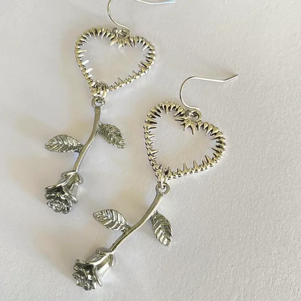 goth rose & thorn heart dangle earrings✨ - Image 3