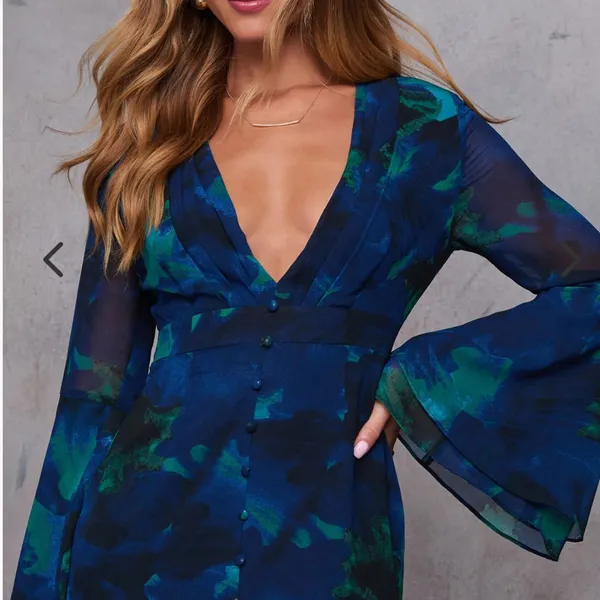 VICI‎ Porscha Abstract Print Midi Dress size Small Plunging Neck Flare Sleeves - Image 2