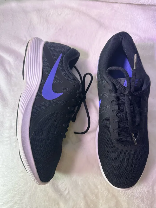 Nike Black Athletic Trainers with Purple Swoosh - Image 5