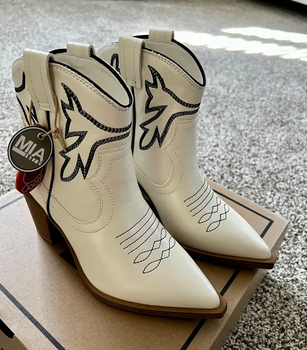 White Cowboy Booties With Black Stitching Size 6 - Image 2