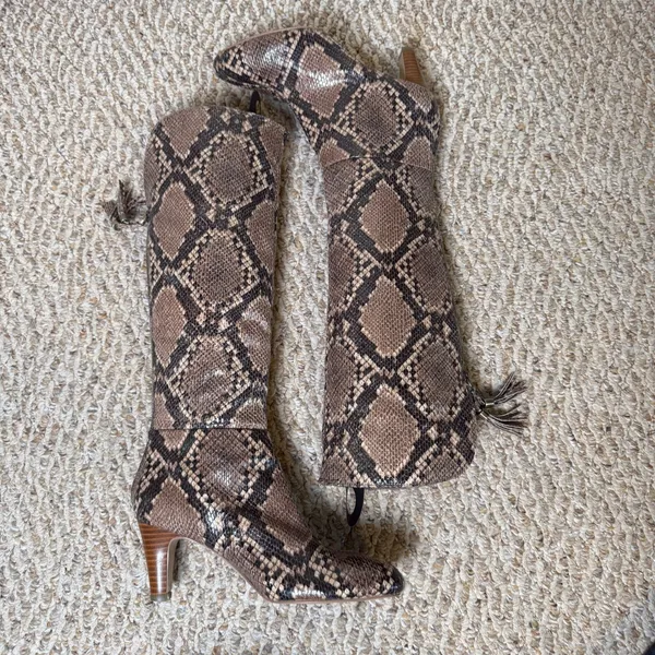Bandolino Indie Snakeskin Print Knee High Boots Black Brown Tassel Back Zip 6.5M - Image 2
