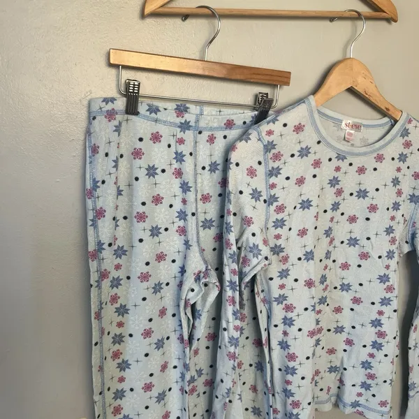 Steve Madden Women’s 2-Piece Size Medium Pajamas Waffle Knit Snowflakes - Image 3