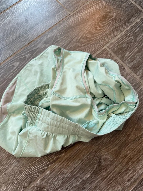 Women's Lululemon Light Mint Hottie Hot Shorts with liner/pocket size 6 Tall - Image 6