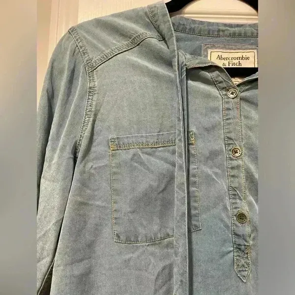 Abercrombie & Fitch Tie Front Quarter Button Long Sleeve Denim Blouse Size M - Image 3