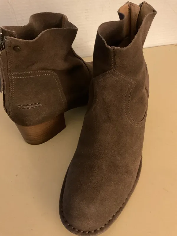 UGG Taupe Chelsea Suede Ankle Booties with Stacked Heel US 9.5 - Image 9